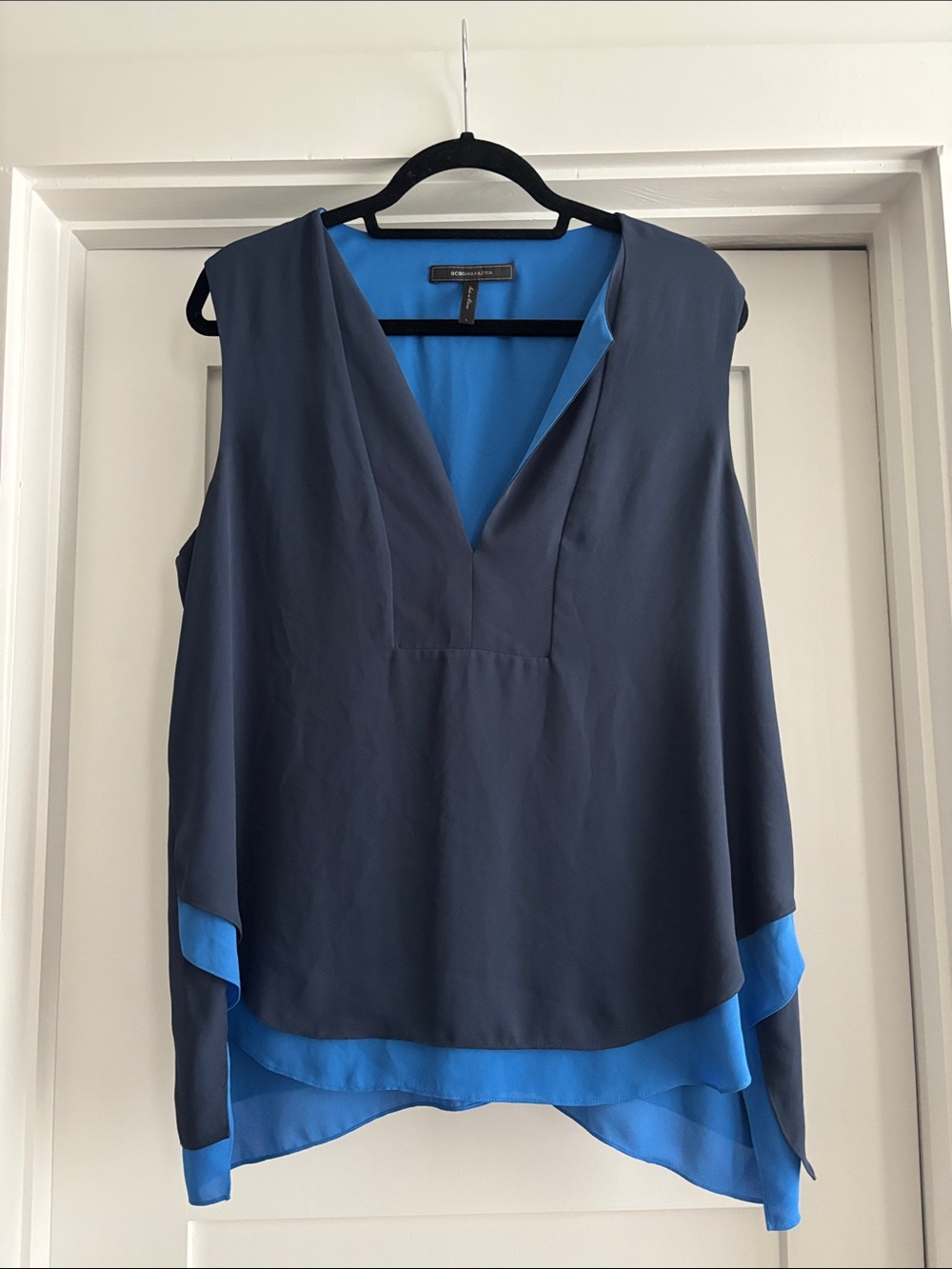 Size L BCBGMaxAzria Sleeveless V-Neck Navy and Bright Blue Top